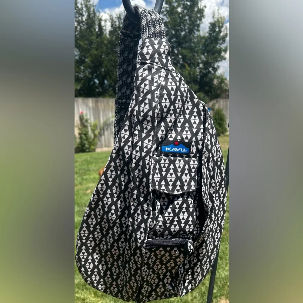 Kavu Rope Sling Bag Crossbody Backpack Black/White Geometric Triangles Trio - Picture 3 of 12